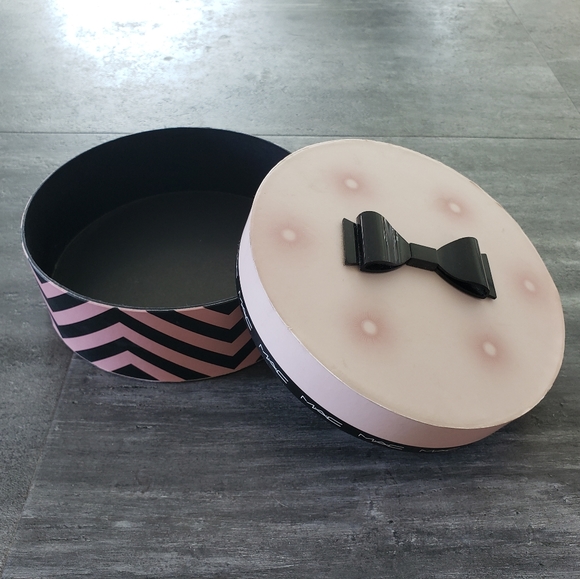 Pink Black Ribbon Detailed MAC Gift Box - Picture 3 of 3